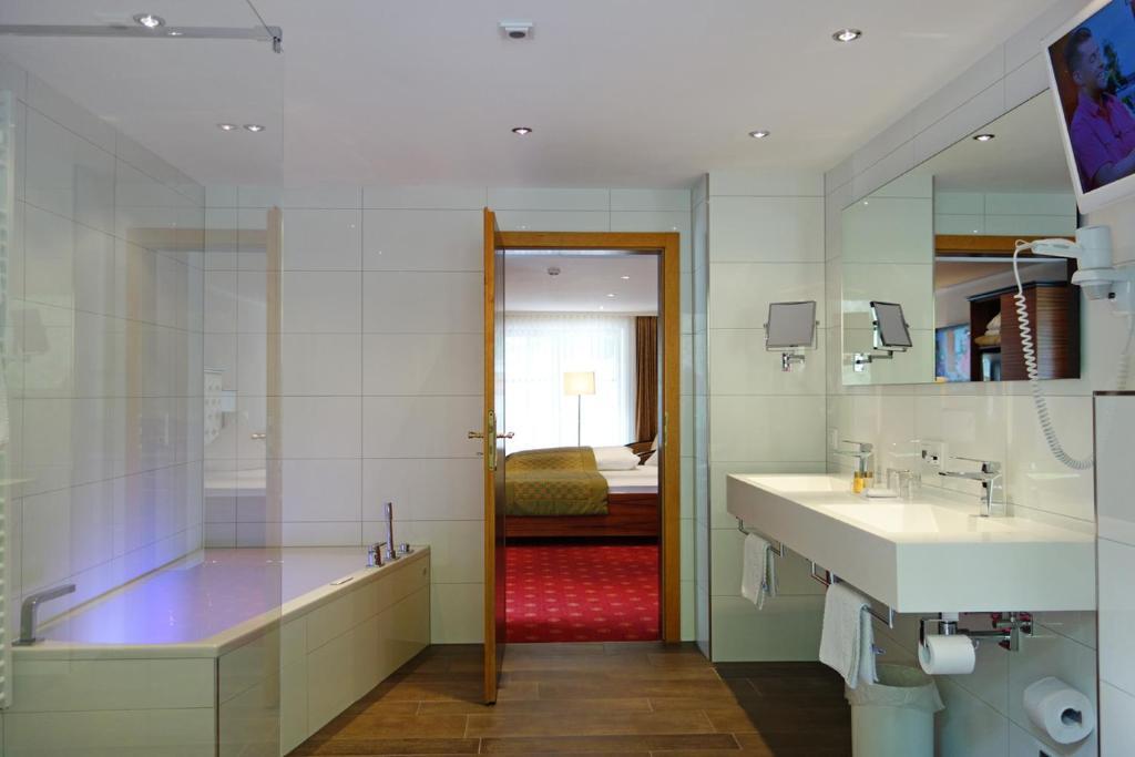 Naturhotel Ruegers Forstgut Mespelbrunn Kamer foto